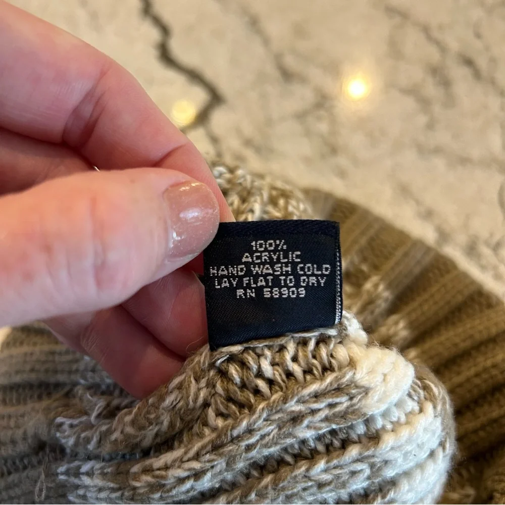 Roundtree & Yorke Beige and White Knit Beanie
